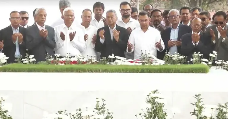 প্রধানমন্ত্রী ও মন্ত্রীদের শ্রদ্ধা নিবেদন